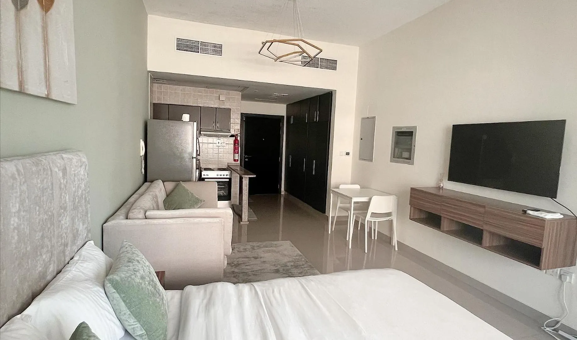Skyline Studio Apartment With Balcony In Dubai Marina